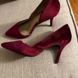 burgundy pumps like new